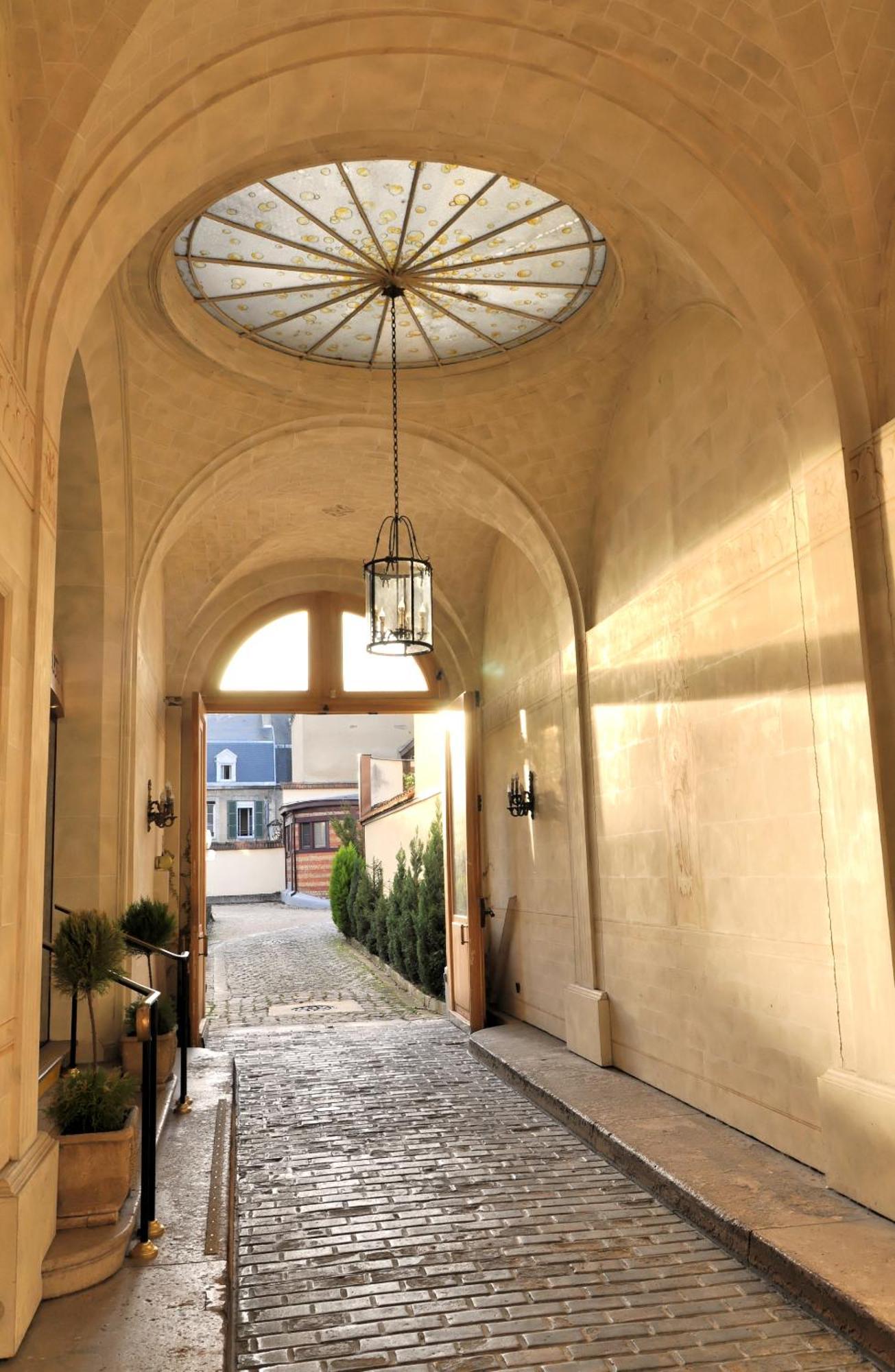 Grand Hotel Des Templiers Reims Exterior photo