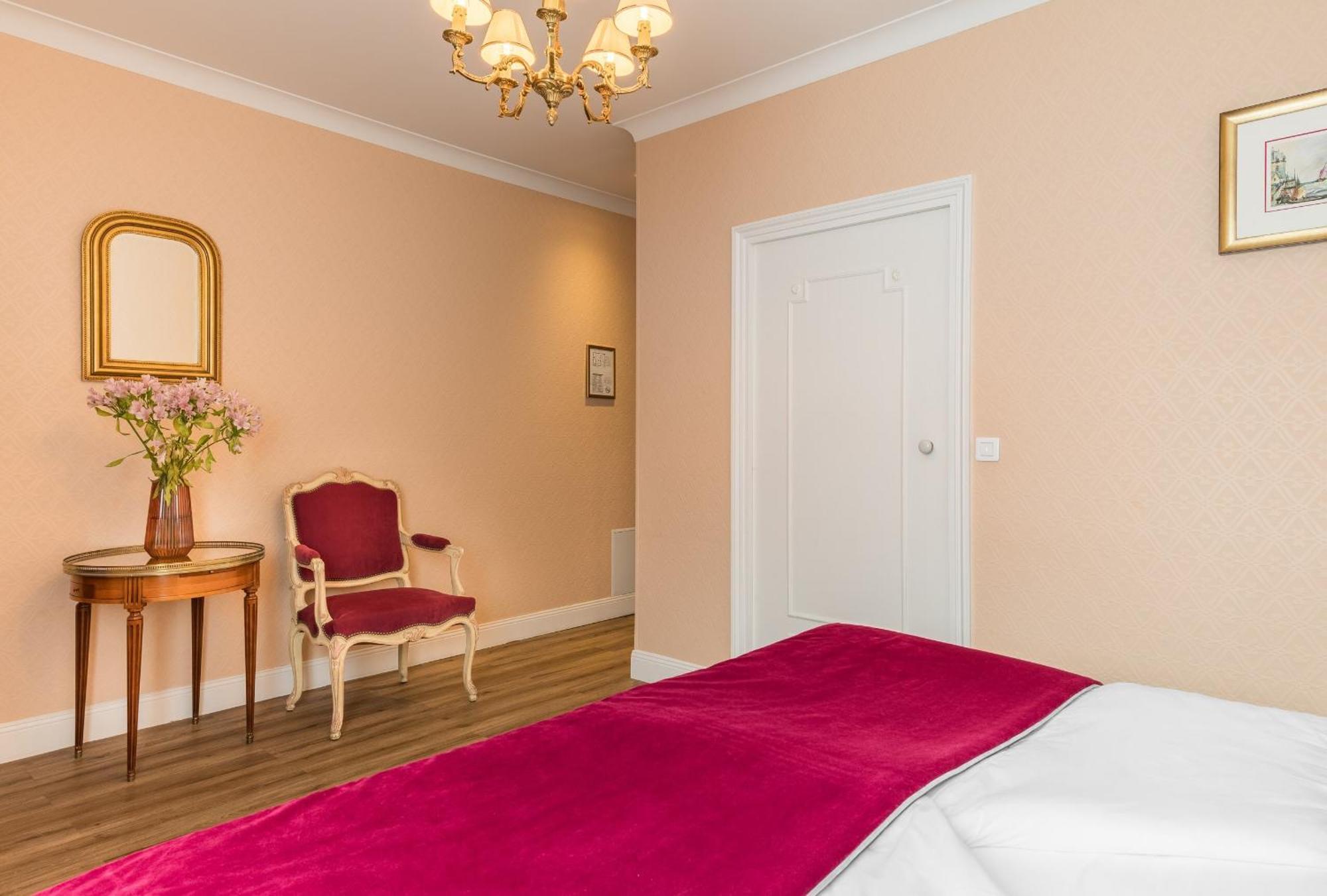 Grand Hotel Des Templiers Reims Room photo