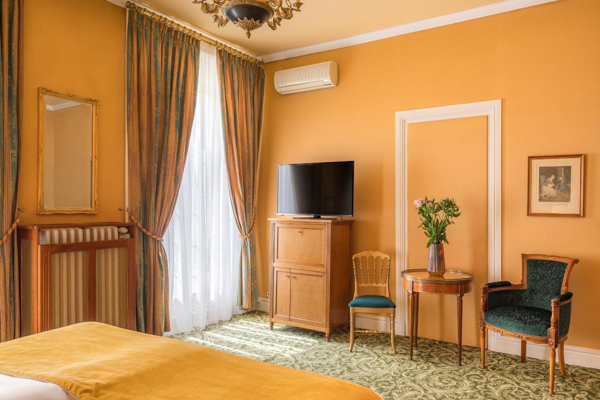 Grand Hotel Des Templiers Reims Room photo