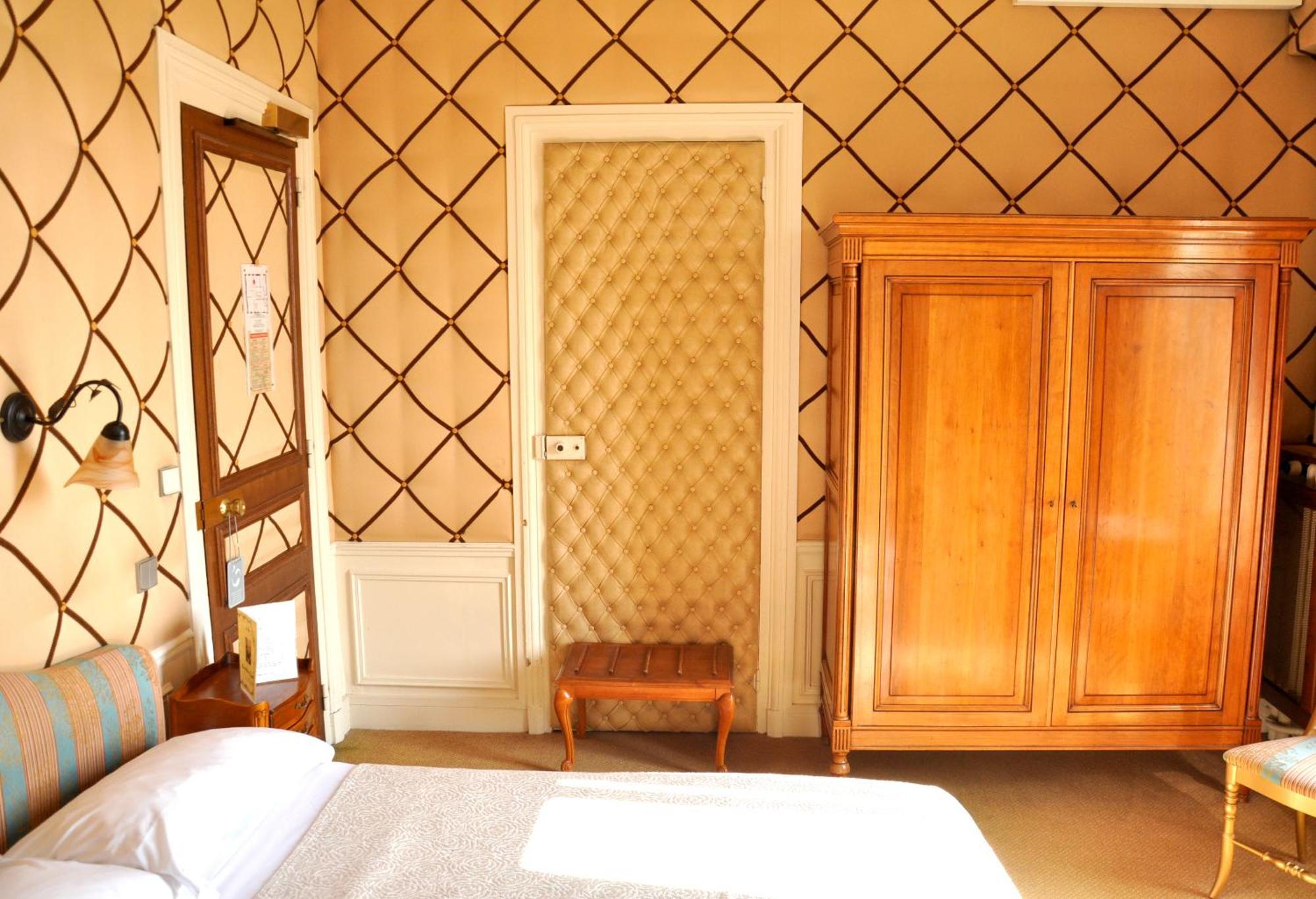 Grand Hotel Des Templiers Reims Room photo