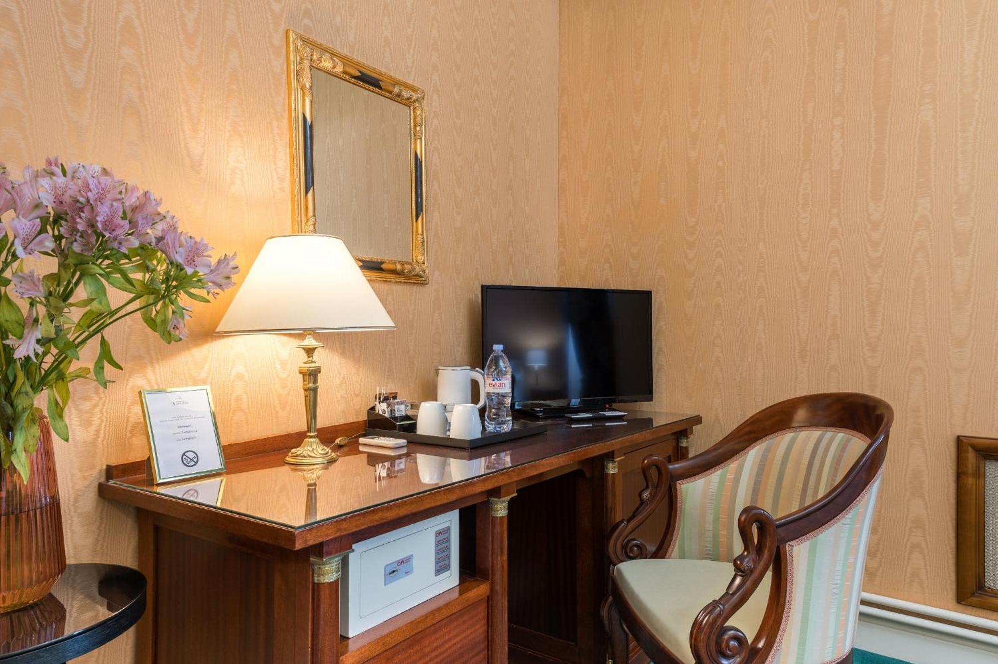 Grand Hotel Des Templiers Reims Room photo